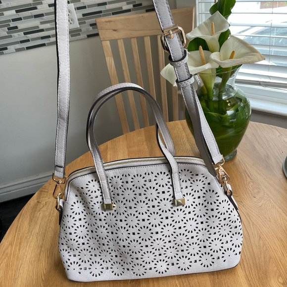 Greige doily pattern purse with removable shoulder strap - Picture 14 of 15